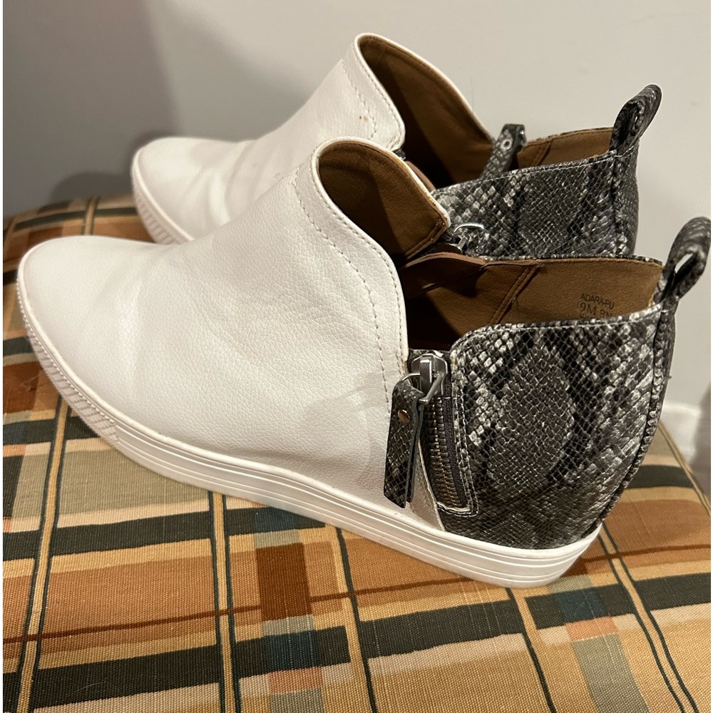 Susine white leather and leopard print size 9 walking shoe.